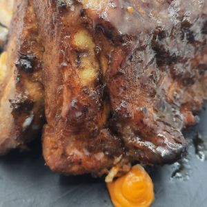 Costelló de porc confitat amb salsa de soja i puré cremós de patata